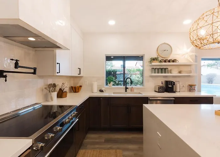 Bright, Modern Arizona Retreat With Gorgeous Pool! Holiday home Glendale