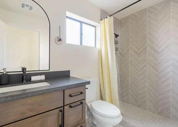 Bright, Modern Arizona Retreat With Gorgeous Pool! Glendale