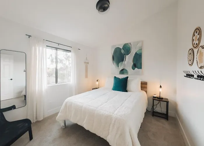 Bright, Modern Arizona Retreat With Gorgeous Pool! Holiday home Glendale
