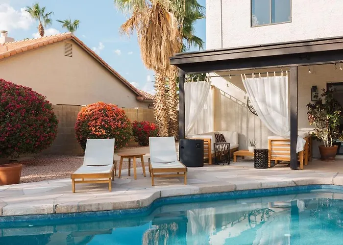 Bright, Modern Arizona Retreat With Gorgeous Pool! Holiday home Glendale