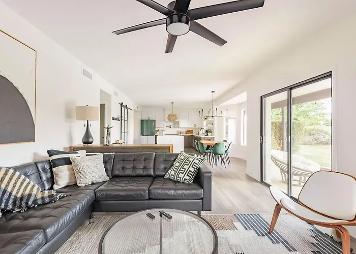 Bright, Modern Arizona Retreat With Gorgeous Pool! Holiday home Glendale