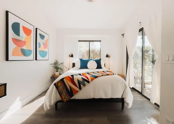 Bright, Modern Arizona Retreat With Gorgeous Pool! Glendale