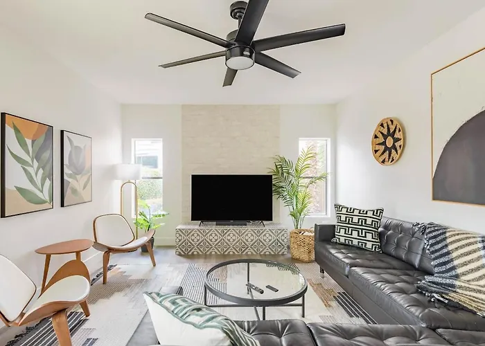 Bright, Modern Arizona Retreat With Gorgeous Pool! Glendale