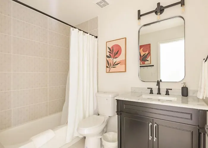 Bright, Modern Arizona Retreat With Gorgeous Pool! Holiday home Glendale