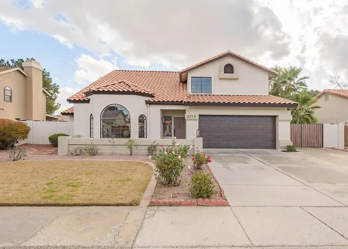 Bright, Modern Arizona Retreat With Gorgeous Pool! Holiday home Glendale