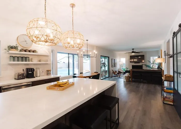 Bright, Modern Arizona Retreat With Gorgeous Pool! Glendale