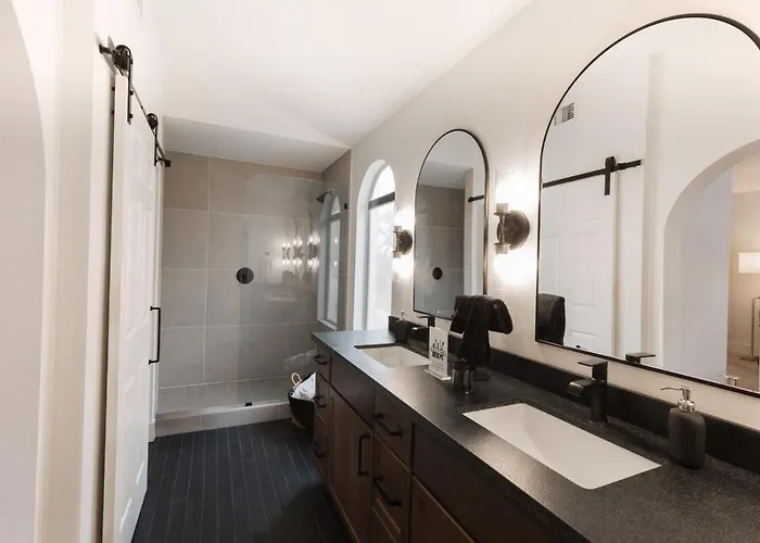 Bright, Modern Arizona Retreat With Gorgeous Pool! Glendale
